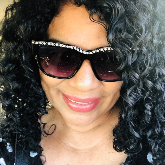 Meet your AMBASSADOR  Posher, Nonny ❤️ - Picture 2 of 9